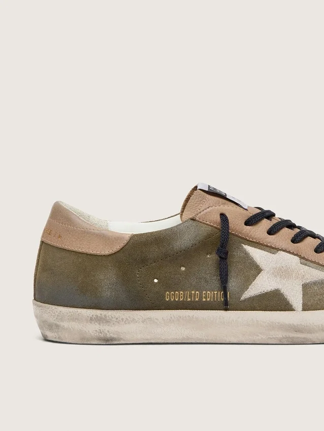 Super-Star LTD para hombre en gamuza verde oliva con estrella bordada en color crema
