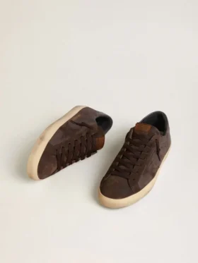 Super-Star LTD para hombre en nobuk marrón con estrella de gamuza y lengüeta del talón de cuero morado