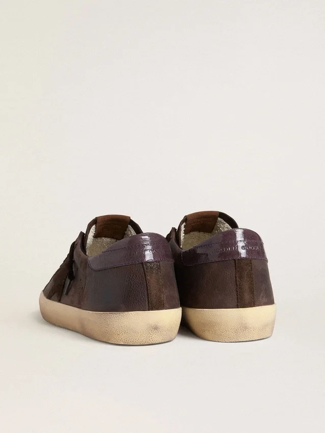 Super-Star LTD para hombre en nobuk marrón con estrella de gamuza y lengüeta del talón de cuero morado