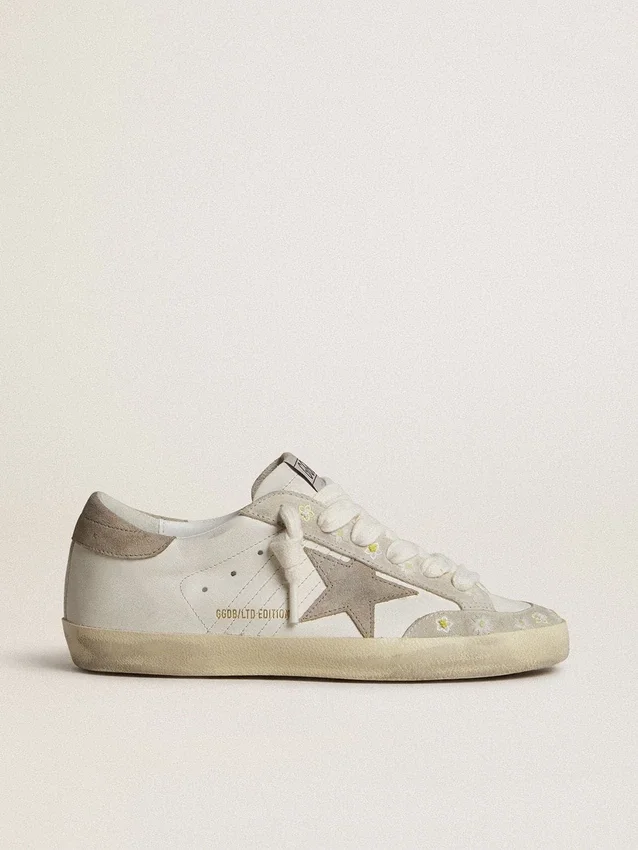 Super-Star LTD para mujer con estrella y lengüeta del talón de gamuza beige y bordado floral
