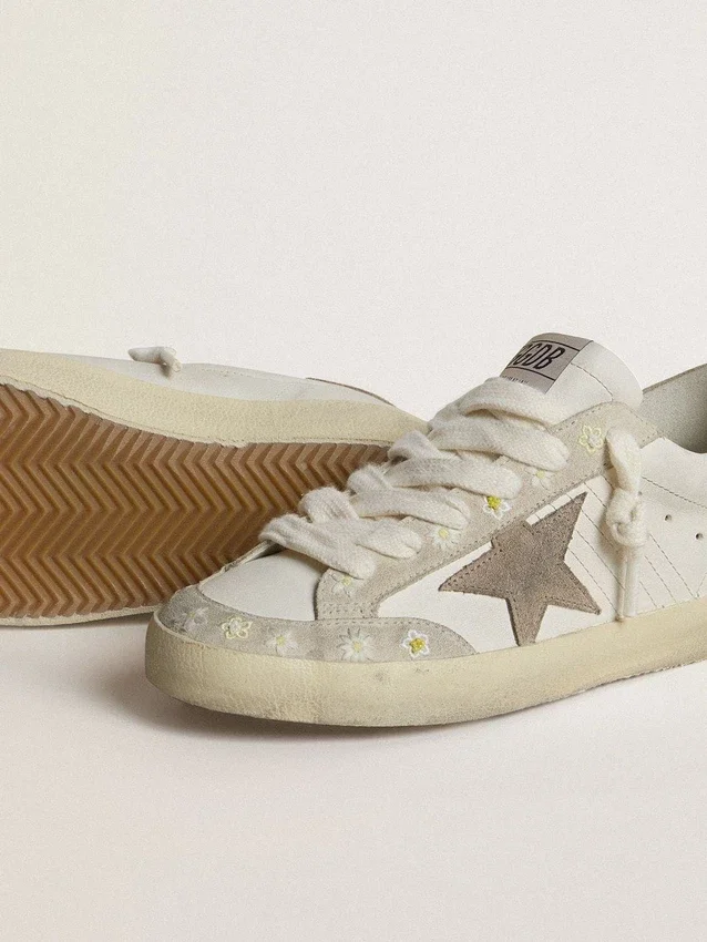 Super-Star LTD para mujer con estrella y lengüeta del talón de gamuza beige y bordado floral