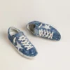 Super-Star LTD para mujer en denim azul claro con una estrella de cuero blanco y flores bordadas