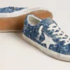 Super-Star LTD para mujer en denim azul claro con una estrella de cuero blanco y flores bordadas
