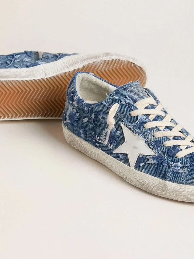 Super-Star LTD para mujer en denim azul claro con una estrella de cuero blanco y flores bordadas