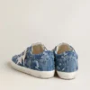 Super-Star LTD para mujer en denim azul claro con una estrella de cuero blanco y flores bordadas