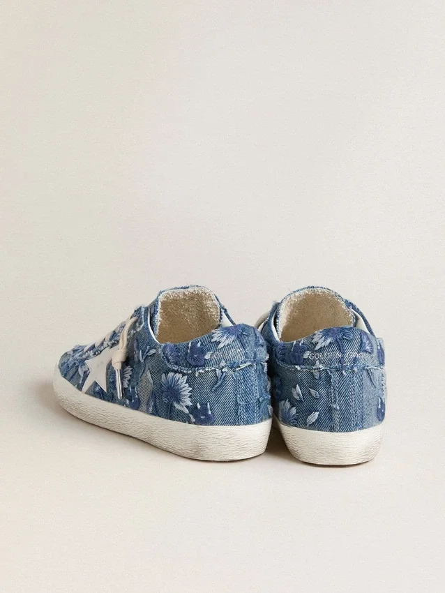 Super-Star LTD para mujer en denim azul claro con una estrella de cuero blanco y flores bordadas
