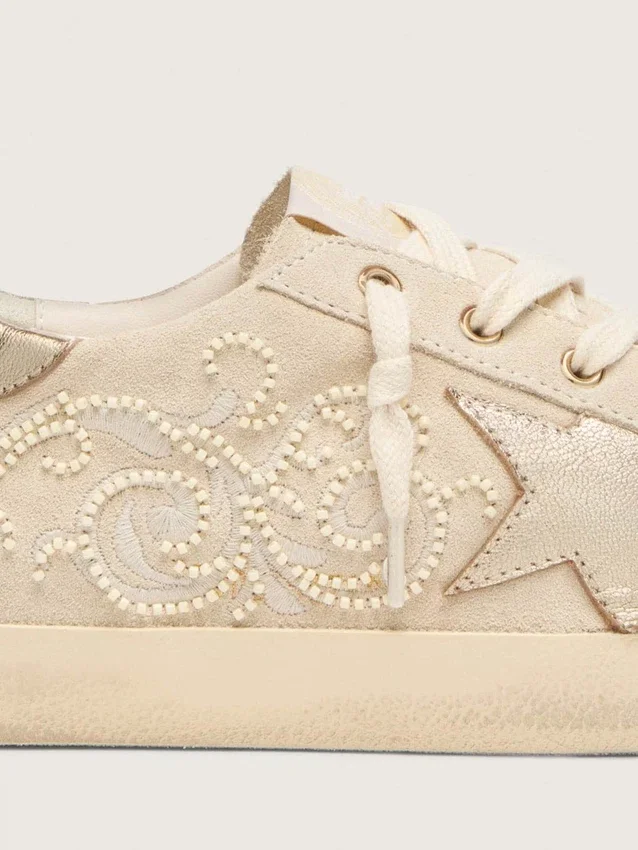 Super-Star LTD para mujer en gamuza color perla con estrella dorada y bordado de cuentas
