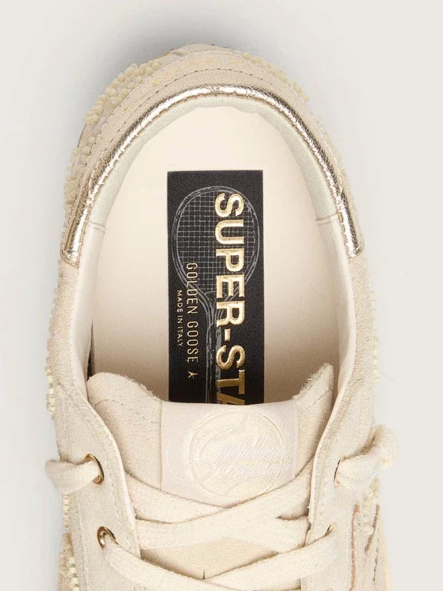 Super-Star LTD para mujer en gamuza color perla con estrella dorada y bordado de cuentas