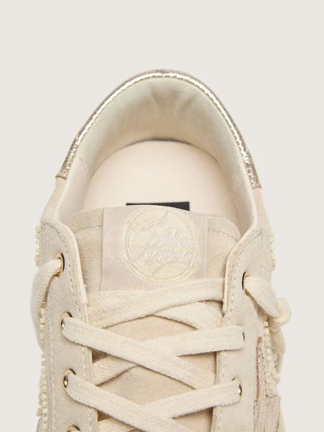 Super-Star LTD para mujer en gamuza color perla con estrella dorada y bordado de cuentas