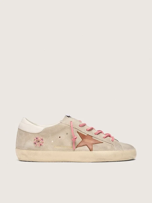 Super-Star LTD para mujer en gamuza color perla con estrella y bordados en rojo ladrillo