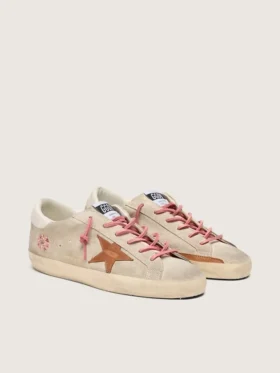 Super-Star LTD para mujer en gamuza color perla con estrella y bordados en rojo ladrillo