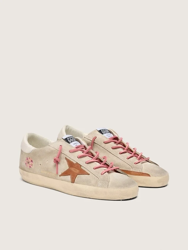 Super-Star LTD para mujer en gamuza color perla con estrella y bordados en rojo ladrillo