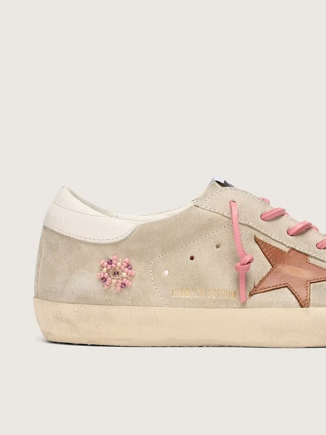 Super-Star LTD para mujer en gamuza color perla con estrella y bordados en rojo ladrillo