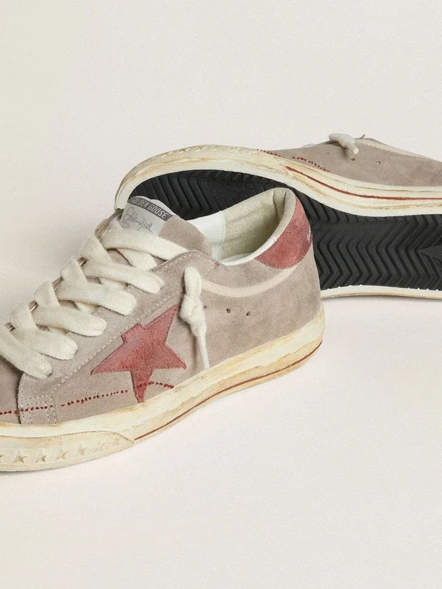 Super-Star LTD para mujer en gamuza gris con estrella y lengüeta del talón de gamuza encerada roja