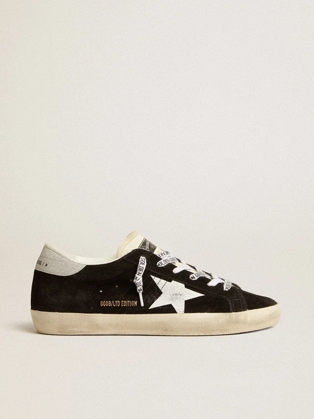 Super-Star LTD para mujer en gamuza negra con estrella impresa en blanco y lengüeta del talón con purpurina plateada
