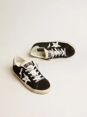 Super-Star LTD para mujer en gamuza negra con estrella impresa en blanco y lengüeta del talón con purpurina plateada