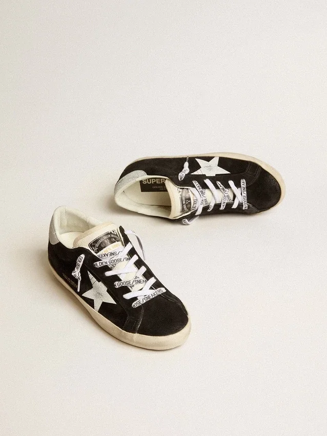 Super-Star LTD para mujer en gamuza negra con estrella impresa en blanco y lengüeta del talón con purpurina plateada