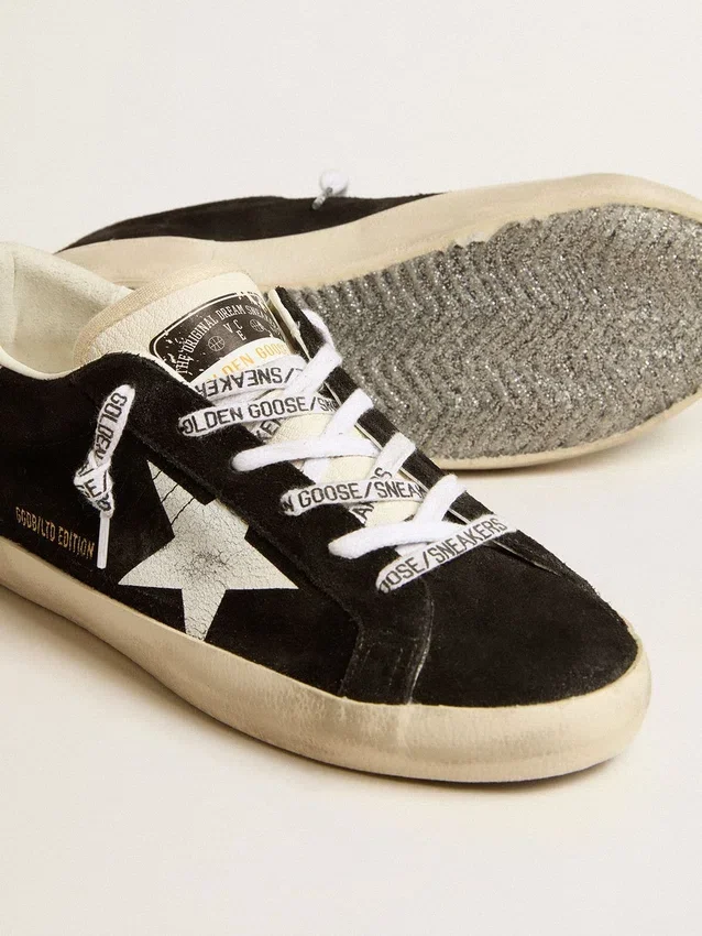 Super-Star LTD para mujer en gamuza negra con estrella impresa en blanco y lengüeta del talón con purpurina plateada