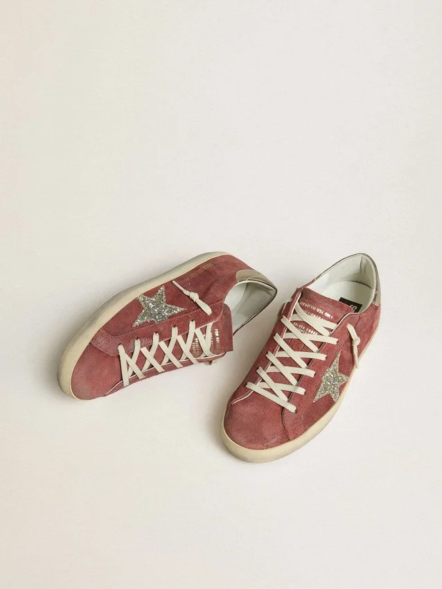 Super-Star LTD para mujer en gamuza roja con estrella plateada brillante y lengüeta del talón de cuero laminado