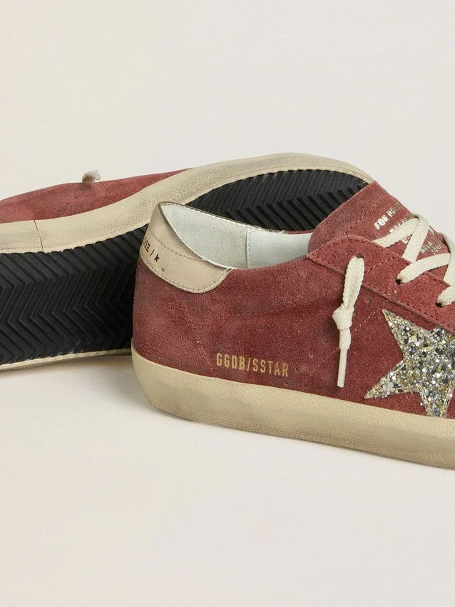 Super-Star LTD para mujer en gamuza roja con estrella plateada brillante y lengüeta del talón de cuero laminado