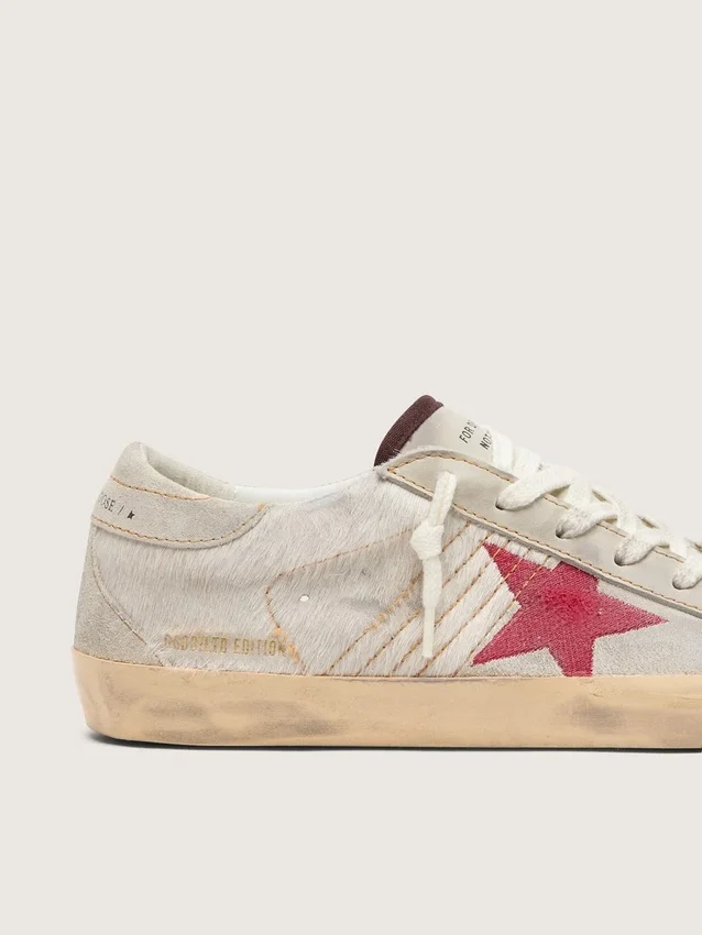 Super-Star LTD para mujer en piel de potro blanca con estrella de gamuza roja