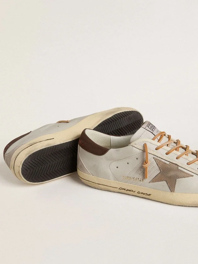Super-Star para hombre con estrella de cuero con estampado de cocodrilo color tabaco y lengüeta del talón de cuero negro