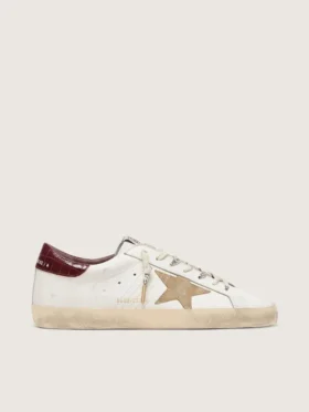 Super-Star para hombre con estrella de gamuza color arena y lengüeta trasera de cuero con estampado de cocodrilo rojo