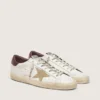 Super-Star para hombre con estrella de gamuza color arena y lengüeta trasera de cuero con estampado de cocodrilo rojo