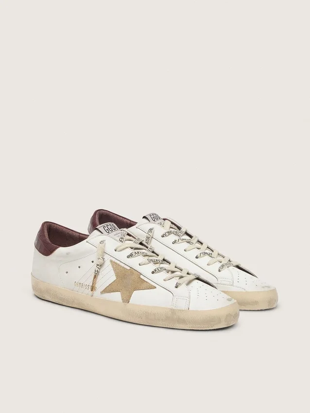 Super-Star para hombre con estrella de gamuza color arena y lengüeta trasera de cuero con estampado de cocodrilo rojo