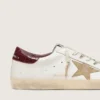 Super-Star para hombre con estrella de gamuza color arena y lengüeta trasera de cuero con estampado de cocodrilo rojo