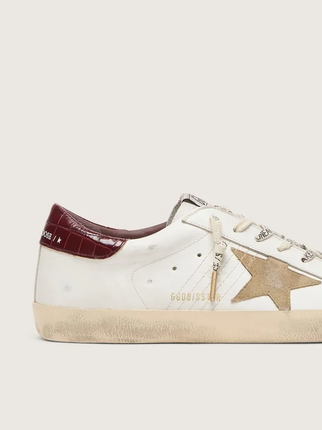 Super-Star para hombre con estrella de gamuza color arena y lengüeta trasera de cuero con estampado de cocodrilo rojo