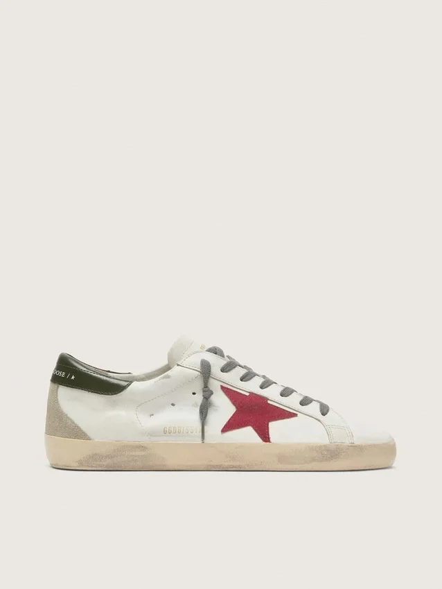 Super-Star para hombre con estrella de gamuza roja y lengüeta del talón de cuero verde