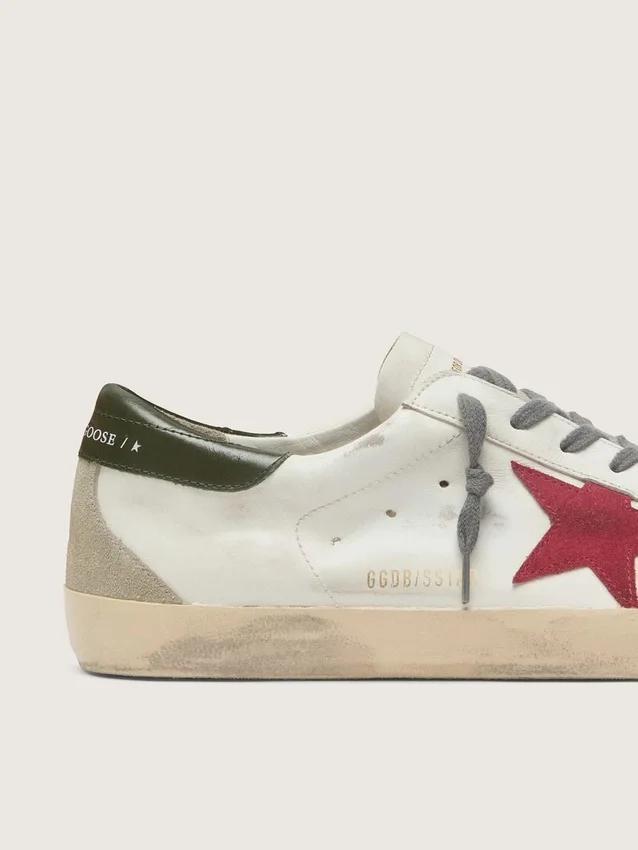 Super-Star para hombre con estrella de gamuza roja y lengüeta del talón de cuero verde