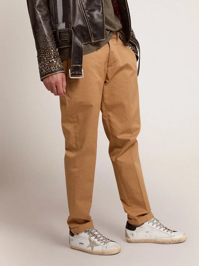Super-Star para hombre con lengüeta negra en el talón y letras con tachuelas metálicas