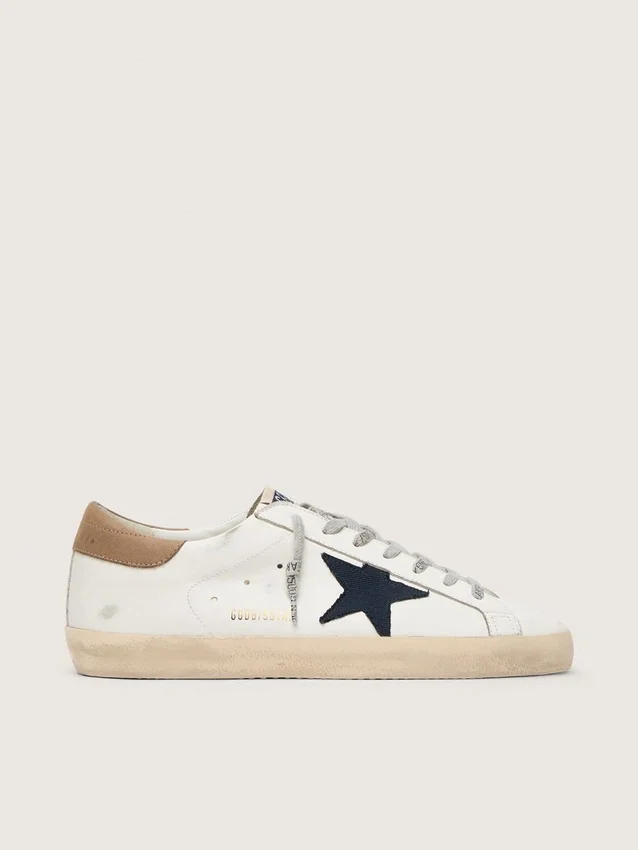 Super-Star para hombre en cuero blanco con estrella de lona azul medianoche y lengüeta del talón de cuero color tabaco