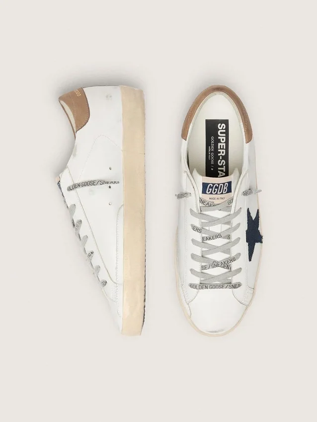 Super-Star para hombre en cuero blanco con estrella de lona azul medianoche y lengüeta del talón de cuero color tabaco
