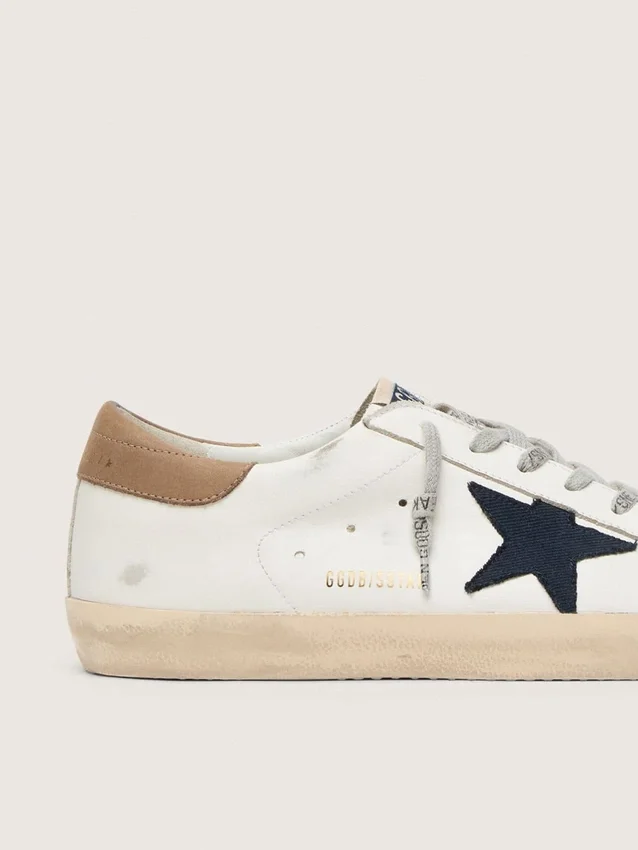 Super-Star para hombre en cuero blanco con estrella de lona azul medianoche y lengüeta del talón de cuero color tabaco