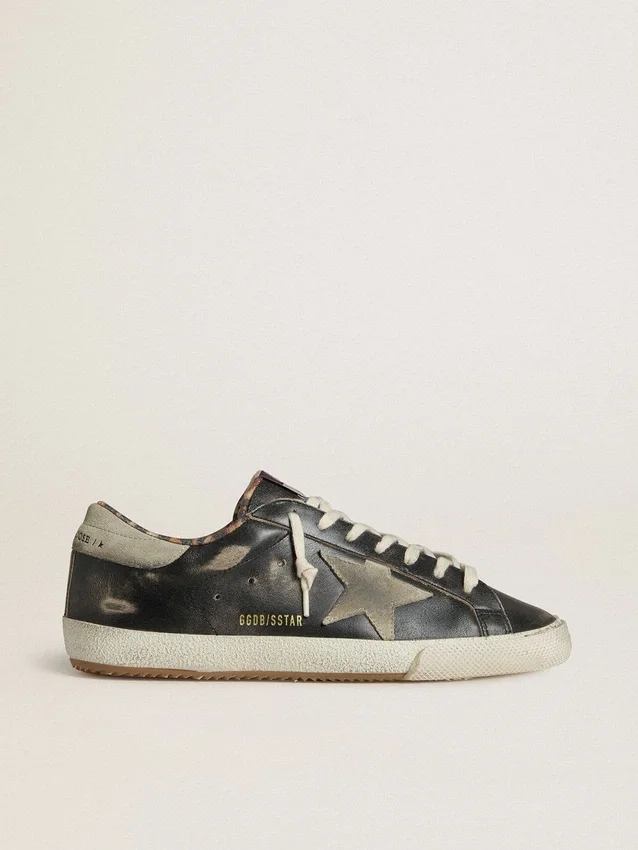 Super-Star para hombre en cuero negro con estrella de gamuza gris y lengüeta en el talón