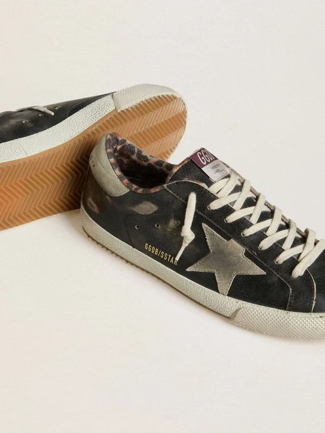 Super-Star para hombre en cuero negro con estrella de gamuza gris y lengüeta en el talón