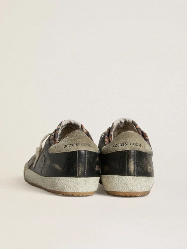 Super-Star para hombre en cuero negro con estrella de gamuza gris y lengüeta en el talón