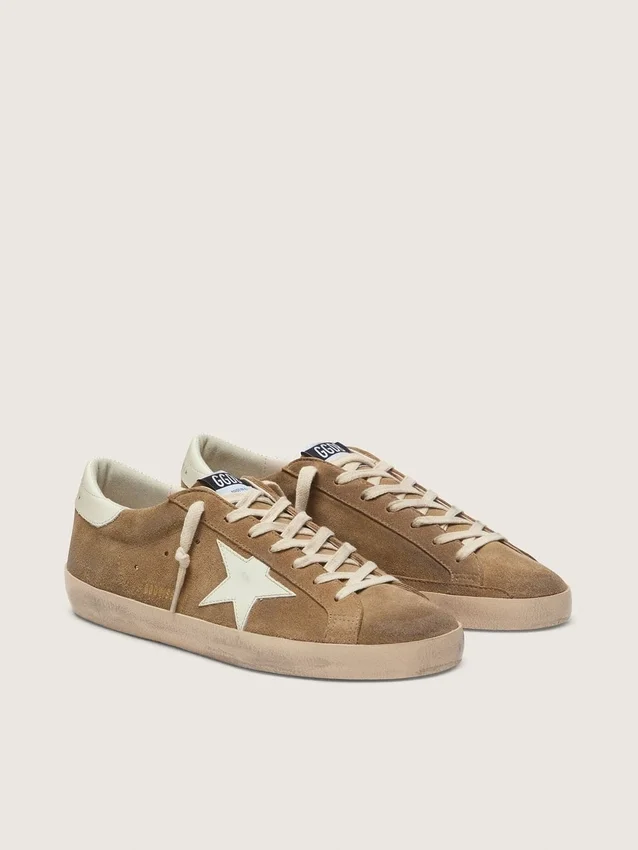Super-Star para hombre en gamuza color tabaco con estrella de cuero blanco