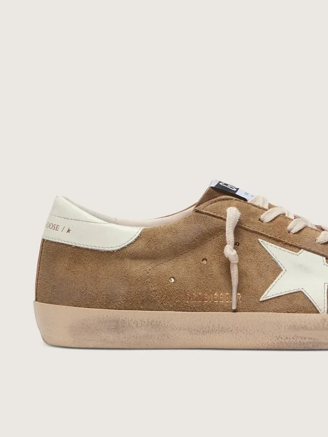 Super-Star para hombre en gamuza color tabaco con estrella de cuero blanco