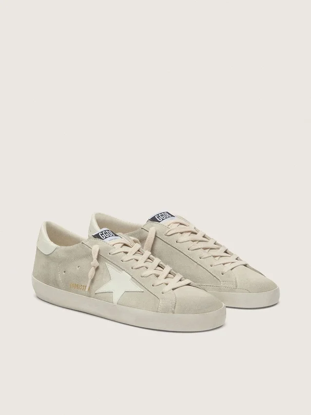 Super-Star para hombre en gamuza gris claro con estrella de cuero blanco