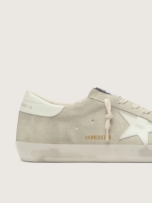 Super-Star para hombre en gamuza gris claro con estrella de cuero blanco