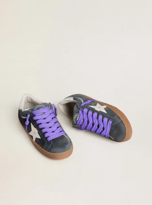 Super-Star para hombre en gamuza gris con estrella de cuero blanco y lengüeta de talón de cuero plateado