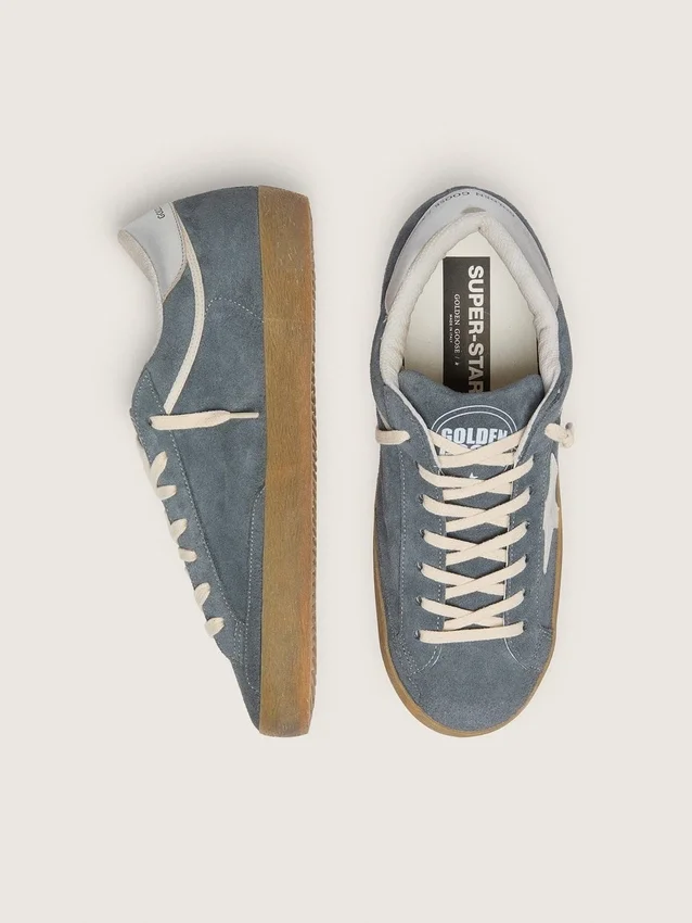 Super-Star para hombre en gamuza gris con estrella de cuero blanco y lengüeta de talón de cuero plateado