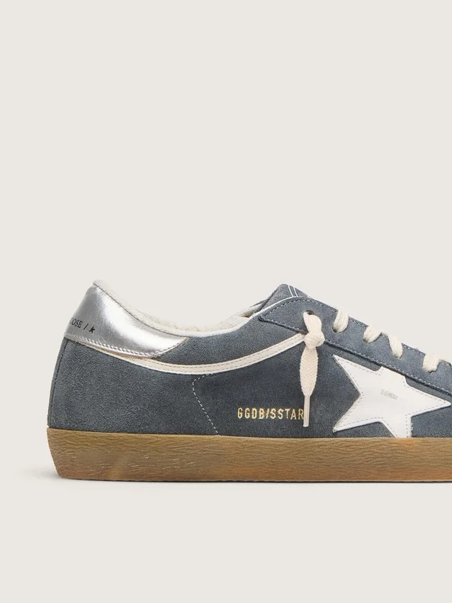 Super-Star para hombre en gamuza gris con estrella de cuero blanco y lengüeta de talón de cuero plateado