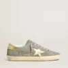 Super-Star para hombre en gamuza gris con estrella de cuero metalizado dorado y lengüeta en el talón