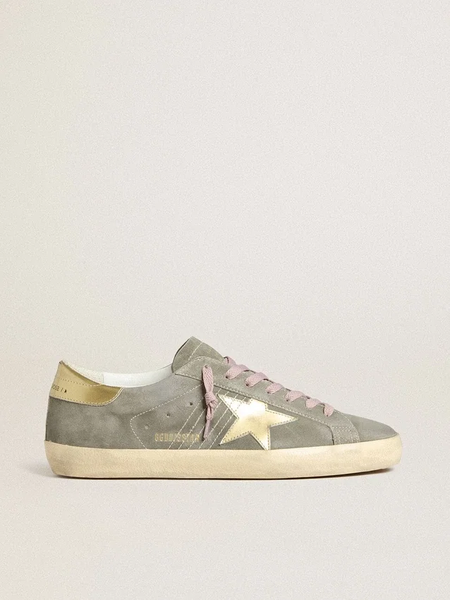 Super-Star para hombre en gamuza gris con estrella de cuero metalizado dorado y lengüeta en el talón