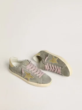 Super-Star para hombre en gamuza gris con estrella de cuero metalizado dorado y lengüeta en el talón